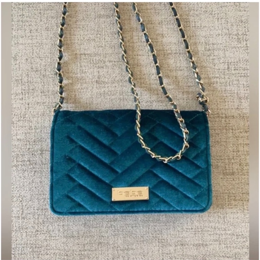 🪞 bebe front logo flap closure quilted pattern gold chain classic chic handbag